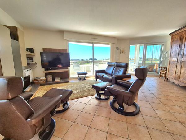 GRAND APPARTEMENT AVEC VUE