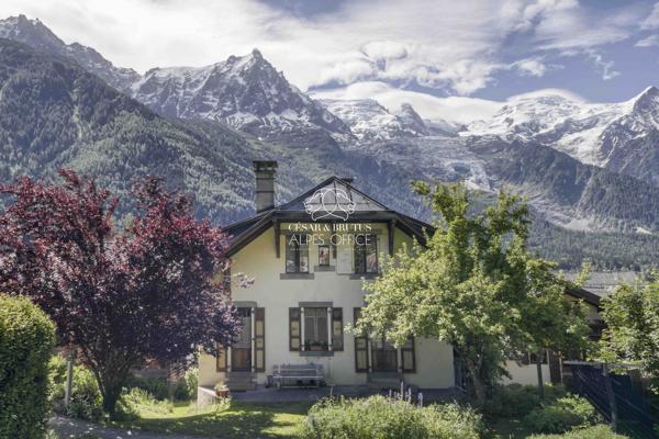 Chamonix, secteur Les Pècles, appartement 4 pièces, 3 chambres, 77M2, cave et balcon.
