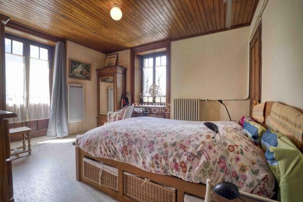 Chamonix, secteur Les Pècles, appartement 4 pièces, 3 chambres, 77M2, cave et balcon.