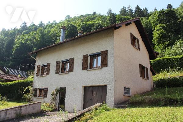 Maison individuelle sur sous-sol avec 5 chambres sur un terrain paysagé d'env. 630m²