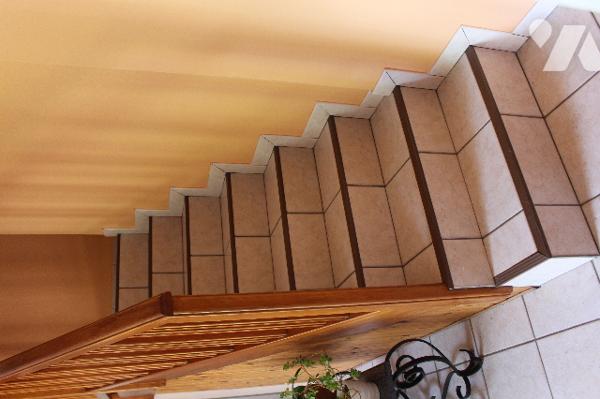 Maison individuelle sur sous-sol avec 5 chambres sur un terrain paysagé d'env. 630m²