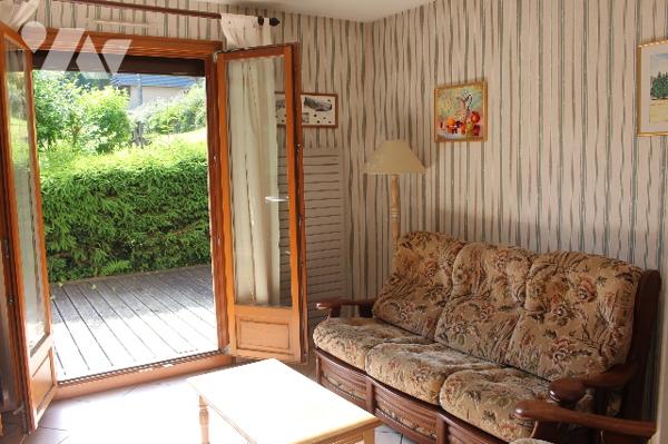 Maison individuelle sur sous-sol avec 5 chambres sur un terrain paysagé d'env. 630m²