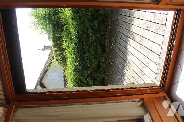 Maison individuelle sur sous-sol avec 5 chambres sur un terrain paysagé d'env. 630m²