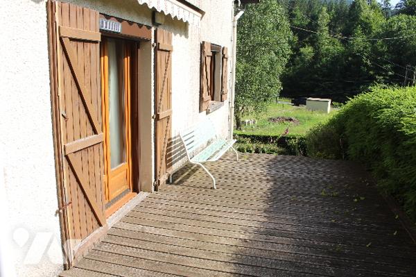 Maison individuelle sur sous-sol avec 5 chambres sur un terrain paysagé d'env. 630m²