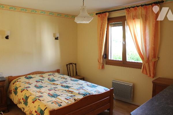 Maison individuelle sur sous-sol avec 5 chambres sur un terrain paysagé d'env. 630m²