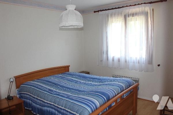 Maison individuelle sur sous-sol avec 5 chambres sur un terrain paysagé d'env. 630m²