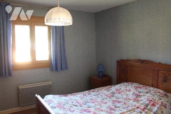 Maison individuelle sur sous-sol avec 5 chambres sur un terrain paysagé d'env. 630m²