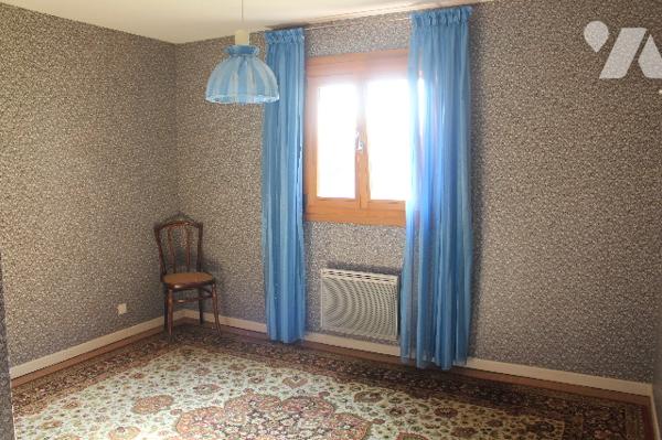 Maison individuelle sur sous-sol avec 5 chambres sur un terrain paysagé d'env. 630m²