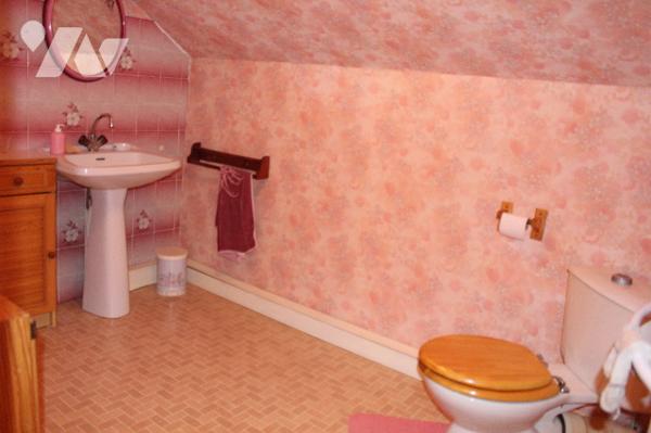 Maison individuelle sur sous-sol avec 5 chambres sur un terrain paysagé d'env. 630m²