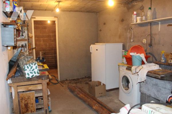 Maison individuelle sur sous-sol avec 5 chambres sur un terrain paysagé d'env. 630m²