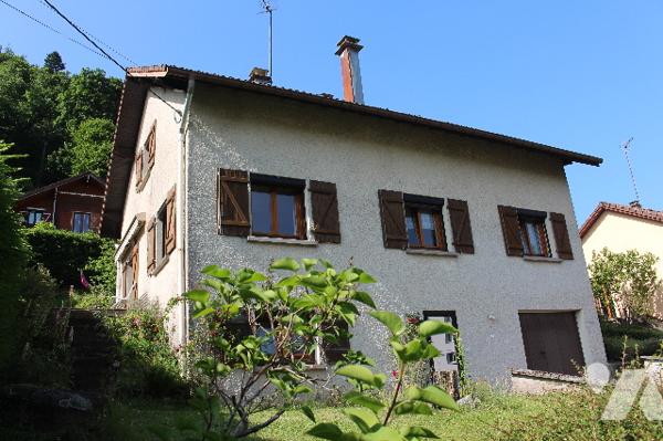 Maison individuelle sur sous-sol avec 5 chambres sur un terrain paysagé d'env. 630m²