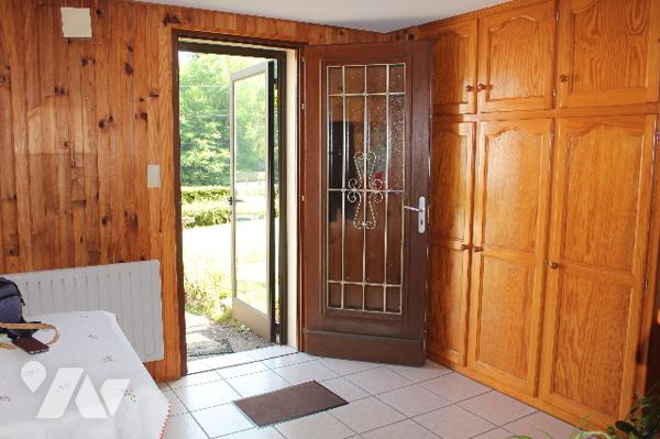 Maison individuelle sur sous-sol avec 5 chambres sur un terrain paysagé d'env. 630m²