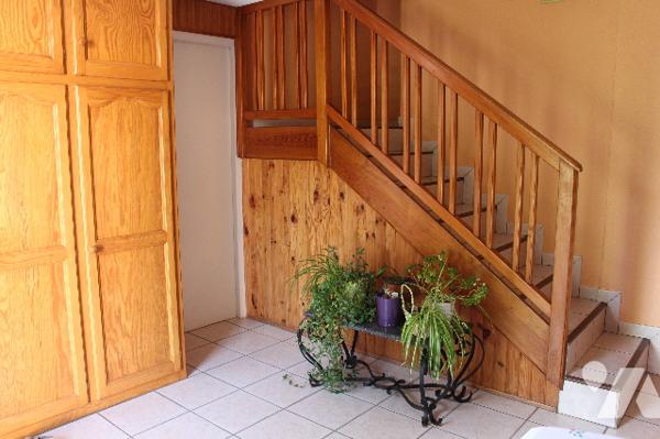 Maison individuelle sur sous-sol avec 5 chambres sur un terrain paysagé d'env. 630m²