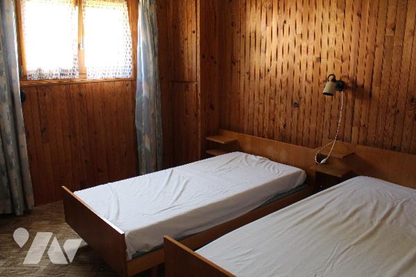 Maison individuelle sur sous-sol avec 5 chambres sur un terrain paysagé d'env. 630m²