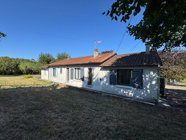A vendre, sur la commune de Bassillac et Auberoche (24330), agréable maison de plain pied type 4 avec grand terrain et garage