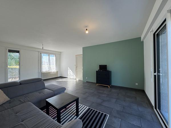 A vendre, sur la commune de Bassillac et Auberoche (24330), agréable maison de plain pied type 4 avec grand terrain et garage