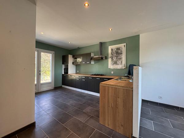 A vendre, sur la commune de Bassillac et Auberoche (24330), agréable maison de plain pied type 4 avec grand terrain et garage