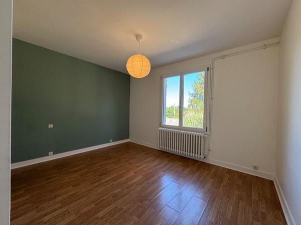 A vendre, sur la commune de Bassillac et Auberoche (24330), agréable maison de plain pied type 4 avec grand terrain et garage