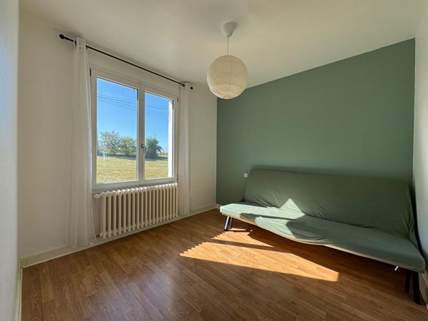 A vendre, sur la commune de Bassillac et Auberoche (24330), agréable maison de plain pied type 4 avec grand terrain et garage