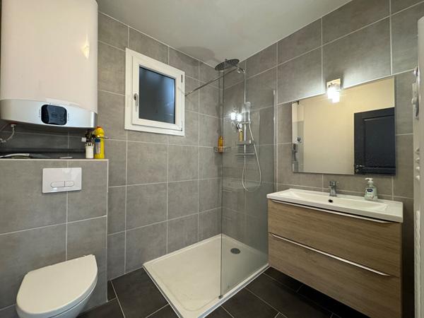 A vendre, sur la commune de Bassillac et Auberoche (24330), agréable maison de plain pied type 4 avec grand terrain et garage