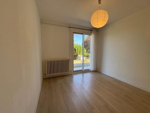 A vendre, sur la commune de Bassillac et Auberoche (24330), agréable maison de plain pied type 4 avec grand terrain et garage