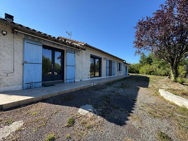 A vendre, sur la commune de Bassillac et Auberoche (24330), agréable maison de plain pied type 4 avec grand terrain et garage