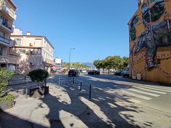 MURS et FOND restaurant emplacement privilégié et enseigne de renom.