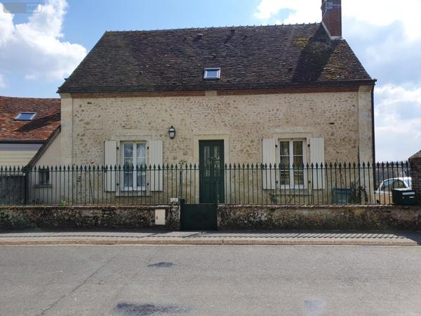 Maison de ville à louer à Cormes dans la Sarthe (72400), ref : 475   
centre bourg