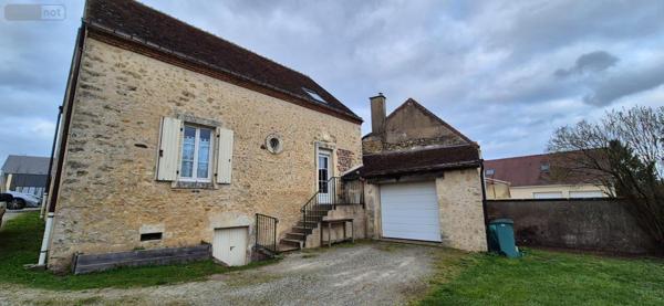 Maison de ville à louer à Cormes dans la Sarthe (72400), ref : 475   
centre bourg