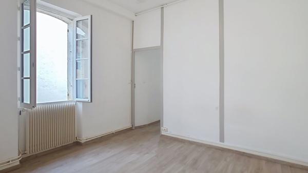 Appartement lumineux de 100 m2 et deux chambres ainsi qu'un balcon au coeur de Nérac, proche commerces