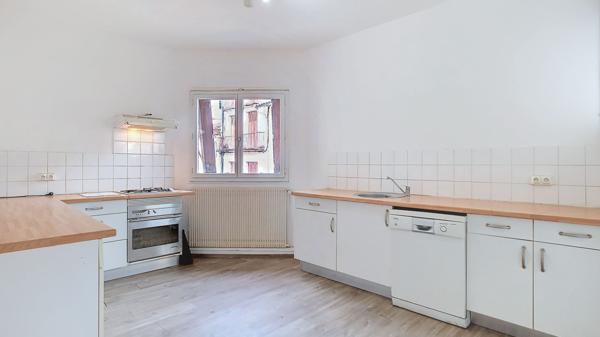 Appartement lumineux de 100 m2 et deux chambres ainsi qu'un balcon au coeur de Nérac, proche commerces