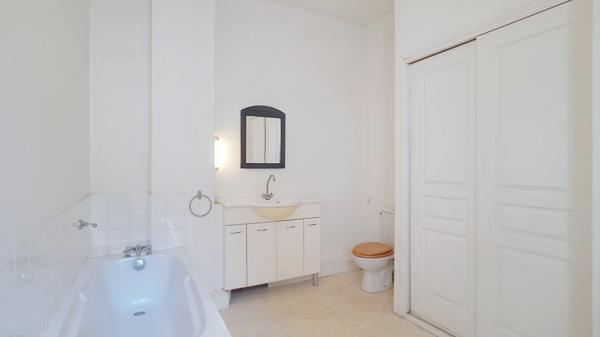 Appartement lumineux de 100 m2 et deux chambres ainsi qu'un balcon au coeur de Nérac, proche commerces