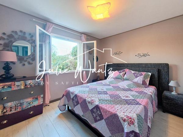 Contemporaine impeccable avec piscine et vue dégagée