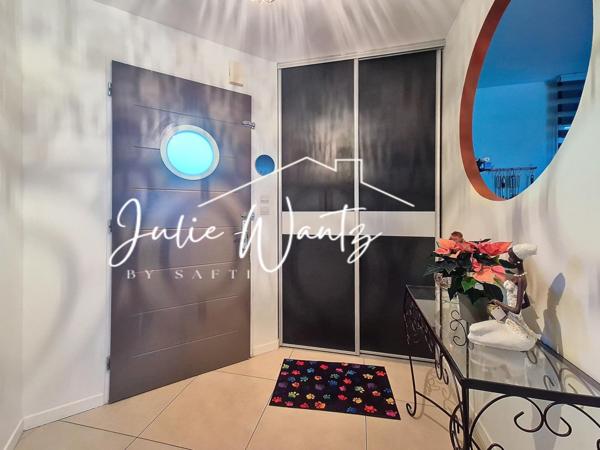 Contemporaine impeccable avec piscine et vue dégagée