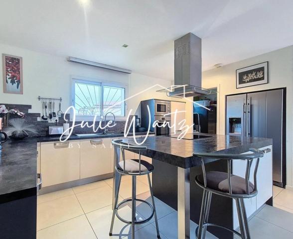 Contemporaine impeccable avec piscine et vue dégagée