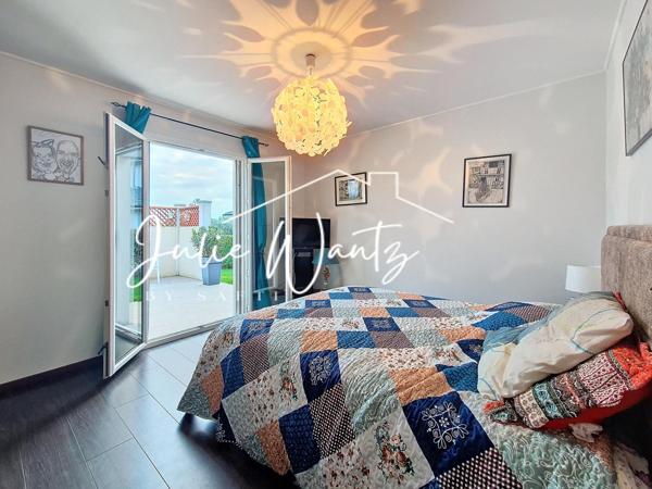 Contemporaine impeccable avec piscine et vue dégagée