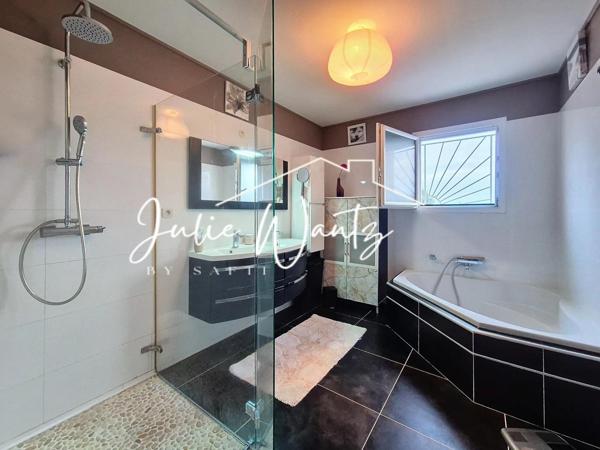 Contemporaine impeccable avec piscine et vue dégagée