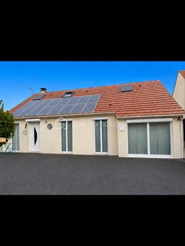 📍 Le Plessis Belleville
Découvrez cette belle maison individuelle offrant 106 m² de surface habitable et implantée sur un terrain de 518 m².
Dès l'entrée, vous découvrirez une agréable pièce de vie d'environ 40 m², composée d'un espace séjour convivial avec cuisine ouverte, idéal pour partager des moments en famille ou entre amis.

🏠 Au rez-de-chaussée
Une pièce de vie avec cuisine ouverte d'environ 40 m²
3 chambres
1 salle d'eau
1 wc
Une grande buanderie d'environ 14 m2

🛏️ À l'étage
Un palier dessert :
2 chambres
1 salle d'eau avec wc

Au total, la maison propose 5 chambres, offrant de nombreuses possibilités pour une grande famille, le télétravail ou l'aménagement d'une chambre d'amis.

🌿 À l'extérieur
La maison bénéficie d'un terrain de 518 m², permettant de profiter pleinement des beaux jours et d'aménager différents espaces extérieurs.

☀️ Les + de la maison
✔️ Maison individuelle
✔️ 106 m² de surface habitable
✔️ 140 m² de surface au sol
✔️ 5 chambres
✔️ 2 salles d'eau
✔️ Grande buanderie
✔️ Véranda
✔️ Panneaux solaires
✔️ Volets roulants
✔️ Terrain de 518 m²

📍 Un bien familial situé au Plessis Belleville, dans un secteur recherché et à proximité des commodités.

📞 Vous souhaitez découvrir cette maison ou obtenir davantage d'informations ? Contactez-moi pour organiser une visite.