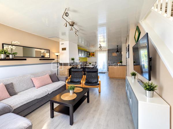📍 Le Plessis Belleville
Découvrez cette belle maison individuelle offrant 106 m² de surface habitable et implantée sur un terrain de 518 m².
Dès l'entrée, vous découvrirez une agréable pièce de vie d'environ 40 m², composée d'un espace séjour convivial avec cuisine ouverte, idéal pour partager des moments en famille ou entre amis.

🏠 Au rez-de-chaussée
Une pièce de vie avec cuisine ouverte d'environ 40 m²
3 chambres
1 salle d'eau
1 wc
Une grande buanderie d'environ 14 m2

🛏️ À l'étage
Un palier dessert :
2 chambres
1 salle d'eau avec wc

Au total, la maison propose 5 chambres, offrant de nombreuses possibilités pour une grande famille, le télétravail ou l'aménagement d'une chambre d'amis.

🌿 À l'extérieur
La maison bénéficie d'un terrain de 518 m², permettant de profiter pleinement des beaux jours et d'aménager différents espaces extérieurs.

☀️ Les + de la maison
✔️ Maison individuelle
✔️ 106 m² de surface habitable
✔️ 140 m² de surface au sol
✔️ 5 chambres
✔️ 2 salles d'eau
✔️ Grande buanderie
✔️ Véranda
✔️ Panneaux solaires
✔️ Volets roulants
✔️ Terrain de 518 m²

📍 Un bien familial situé au Plessis Belleville, dans un secteur recherché et à proximité des commodités.

📞 Vous souhaitez découvrir cette maison ou obtenir davantage d'informations ? Contactez-moi pour organiser une visite.