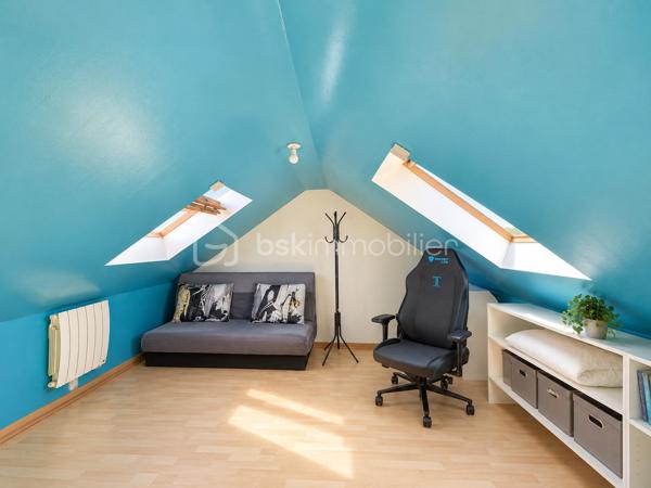 📍 Le Plessis Belleville
Découvrez cette belle maison individuelle offrant 106 m² de surface habitable et implantée sur un terrain de 518 m².
Dès l'entrée, vous découvrirez une agréable pièce de vie d'environ 40 m², composée d'un espace séjour convivial avec cuisine ouverte, idéal pour partager des moments en famille ou entre amis.

🏠 Au rez-de-chaussée
Une pièce de vie avec cuisine ouverte d'environ 40 m²
3 chambres
1 salle d'eau
1 wc
Une grande buanderie d'environ 14 m2

🛏️ À l'étage
Un palier dessert :
2 chambres
1 salle d'eau avec wc

Au total, la maison propose 5 chambres, offrant de nombreuses possibilités pour une grande famille, le télétravail ou l'aménagement d'une chambre d'amis.

🌿 À l'extérieur
La maison bénéficie d'un terrain de 518 m², permettant de profiter pleinement des beaux jours et d'aménager différents espaces extérieurs.

☀️ Les + de la maison
✔️ Maison individuelle
✔️ 106 m² de surface habitable
✔️ 140 m² de surface au sol
✔️ 5 chambres
✔️ 2 salles d'eau
✔️ Grande buanderie
✔️ Véranda
✔️ Panneaux solaires
✔️ Volets roulants
✔️ Terrain de 518 m²

📍 Un bien familial situé au Plessis Belleville, dans un secteur recherché et à proximité des commodités.

📞 Vous souhaitez découvrir cette maison ou obtenir davantage d'informations ? Contactez-moi pour organiser une visite.