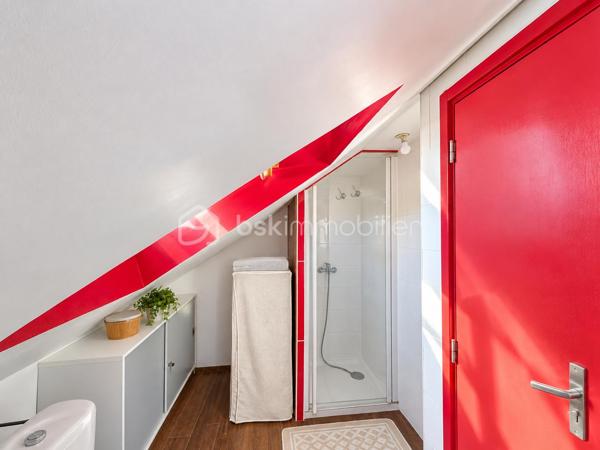 📍 Le Plessis Belleville
Découvrez cette belle maison individuelle offrant 106 m² de surface habitable et implantée sur un terrain de 518 m².
Dès l'entrée, vous découvrirez une agréable pièce de vie d'environ 40 m², composée d'un espace séjour convivial avec cuisine ouverte, idéal pour partager des moments en famille ou entre amis.

🏠 Au rez-de-chaussée
Une pièce de vie avec cuisine ouverte d'environ 40 m²
3 chambres
1 salle d'eau
1 wc
Une grande buanderie d'environ 14 m2

🛏️ À l'étage
Un palier dessert :
2 chambres
1 salle d'eau avec wc

Au total, la maison propose 5 chambres, offrant de nombreuses possibilités pour une grande famille, le télétravail ou l'aménagement d'une chambre d'amis.

🌿 À l'extérieur
La maison bénéficie d'un terrain de 518 m², permettant de profiter pleinement des beaux jours et d'aménager différents espaces extérieurs.

☀️ Les + de la maison
✔️ Maison individuelle
✔️ 106 m² de surface habitable
✔️ 140 m² de surface au sol
✔️ 5 chambres
✔️ 2 salles d'eau
✔️ Grande buanderie
✔️ Véranda
✔️ Panneaux solaires
✔️ Volets roulants
✔️ Terrain de 518 m²

📍 Un bien familial situé au Plessis Belleville, dans un secteur recherché et à proximité des commodités.

📞 Vous souhaitez découvrir cette maison ou obtenir davantage d'informations ? Contactez-moi pour organiser une visite.