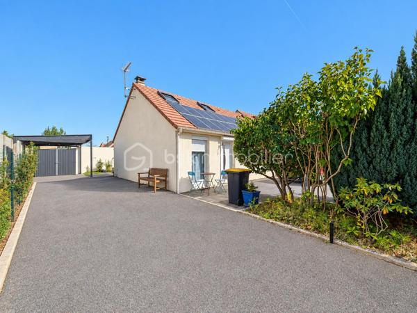 📍 Le Plessis Belleville
Découvrez cette belle maison individuelle offrant 106 m² de surface habitable et implantée sur un terrain de 518 m².
Dès l'entrée, vous découvrirez une agréable pièce de vie d'environ 40 m², composée d'un espace séjour convivial avec cuisine ouverte, idéal pour partager des moments en famille ou entre amis.

🏠 Au rez-de-chaussée
Une pièce de vie avec cuisine ouverte d'environ 40 m²
3 chambres
1 salle d'eau
1 wc
Une grande buanderie d'environ 14 m2

🛏️ À l'étage
Un palier dessert :
2 chambres
1 salle d'eau avec wc

Au total, la maison propose 5 chambres, offrant de nombreuses possibilités pour une grande famille, le télétravail ou l'aménagement d'une chambre d'amis.

🌿 À l'extérieur
La maison bénéficie d'un terrain de 518 m², permettant de profiter pleinement des beaux jours et d'aménager différents espaces extérieurs.

☀️ Les + de la maison
✔️ Maison individuelle
✔️ 106 m² de surface habitable
✔️ 140 m² de surface au sol
✔️ 5 chambres
✔️ 2 salles d'eau
✔️ Grande buanderie
✔️ Véranda
✔️ Panneaux solaires
✔️ Volets roulants
✔️ Terrain de 518 m²

📍 Un bien familial situé au Plessis Belleville, dans un secteur recherché et à proximité des commodités.

📞 Vous souhaitez découvrir cette maison ou obtenir davantage d'informations ? Contactez-moi pour organiser une visite.