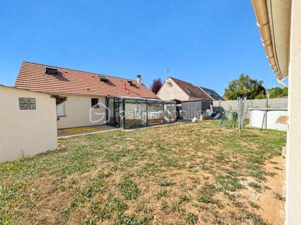 📍 Le Plessis Belleville
Découvrez cette belle maison individuelle offrant 106 m² de surface habitable et implantée sur un terrain de 518 m².
Dès l'entrée, vous découvrirez une agréable pièce de vie d'environ 40 m², composée d'un espace séjour convivial avec cuisine ouverte, idéal pour partager des moments en famille ou entre amis.

🏠 Au rez-de-chaussée
Une pièce de vie avec cuisine ouverte d'environ 40 m²
3 chambres
1 salle d'eau
1 wc
Une grande buanderie d'environ 14 m2

🛏️ À l'étage
Un palier dessert :
2 chambres
1 salle d'eau avec wc

Au total, la maison propose 5 chambres, offrant de nombreuses possibilités pour une grande famille, le télétravail ou l'aménagement d'une chambre d'amis.

🌿 À l'extérieur
La maison bénéficie d'un terrain de 518 m², permettant de profiter pleinement des beaux jours et d'aménager différents espaces extérieurs.

☀️ Les + de la maison
✔️ Maison individuelle
✔️ 106 m² de surface habitable
✔️ 140 m² de surface au sol
✔️ 5 chambres
✔️ 2 salles d'eau
✔️ Grande buanderie
✔️ Véranda
✔️ Panneaux solaires
✔️ Volets roulants
✔️ Terrain de 518 m²

📍 Un bien familial situé au Plessis Belleville, dans un secteur recherché et à proximité des commodités.

📞 Vous souhaitez découvrir cette maison ou obtenir davantage d'informations ? Contactez-moi pour organiser une visite.