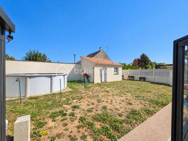 📍 Le Plessis Belleville
Découvrez cette belle maison individuelle offrant 106 m² de surface habitable et implantée sur un terrain de 518 m².
Dès l'entrée, vous découvrirez une agréable pièce de vie d'environ 40 m², composée d'un espace séjour convivial avec cuisine ouverte, idéal pour partager des moments en famille ou entre amis.

🏠 Au rez-de-chaussée
Une pièce de vie avec cuisine ouverte d'environ 40 m²
3 chambres
1 salle d'eau
1 wc
Une grande buanderie d'environ 14 m2

🛏️ À l'étage
Un palier dessert :
2 chambres
1 salle d'eau avec wc

Au total, la maison propose 5 chambres, offrant de nombreuses possibilités pour une grande famille, le télétravail ou l'aménagement d'une chambre d'amis.

🌿 À l'extérieur
La maison bénéficie d'un terrain de 518 m², permettant de profiter pleinement des beaux jours et d'aménager différents espaces extérieurs.

☀️ Les + de la maison
✔️ Maison individuelle
✔️ 106 m² de surface habitable
✔️ 140 m² de surface au sol
✔️ 5 chambres
✔️ 2 salles d'eau
✔️ Grande buanderie
✔️ Véranda
✔️ Panneaux solaires
✔️ Volets roulants
✔️ Terrain de 518 m²

📍 Un bien familial situé au Plessis Belleville, dans un secteur recherché et à proximité des commodités.

📞 Vous souhaitez découvrir cette maison ou obtenir davantage d'informations ? Contactez-moi pour organiser une visite.