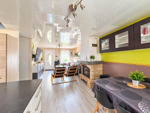 📍 Le Plessis Belleville
Découvrez cette belle maison individuelle offrant 106 m² de surface habitable et implantée sur un terrain de 518 m².
Dès l'entrée, vous découvrirez une agréable pièce de vie d'environ 40 m², composée d'un espace séjour convivial avec cuisine ouverte, idéal pour partager des moments en famille ou entre amis.

🏠 Au rez-de-chaussée
Une pièce de vie avec cuisine ouverte d'environ 40 m²
3 chambres
1 salle d'eau
1 wc
Une grande buanderie d'environ 14 m2

🛏️ À l'étage
Un palier dessert :
2 chambres
1 salle d'eau avec wc

Au total, la maison propose 5 chambres, offrant de nombreuses possibilités pour une grande famille, le télétravail ou l'aménagement d'une chambre d'amis.

🌿 À l'extérieur
La maison bénéficie d'un terrain de 518 m², permettant de profiter pleinement des beaux jours et d'aménager différents espaces extérieurs.

☀️ Les + de la maison
✔️ Maison individuelle
✔️ 106 m² de surface habitable
✔️ 140 m² de surface au sol
✔️ 5 chambres
✔️ 2 salles d'eau
✔️ Grande buanderie
✔️ Véranda
✔️ Panneaux solaires
✔️ Volets roulants
✔️ Terrain de 518 m²

📍 Un bien familial situé au Plessis Belleville, dans un secteur recherché et à proximité des commodités.

📞 Vous souhaitez découvrir cette maison ou obtenir davantage d'informations ? Contactez-moi pour organiser une visite.