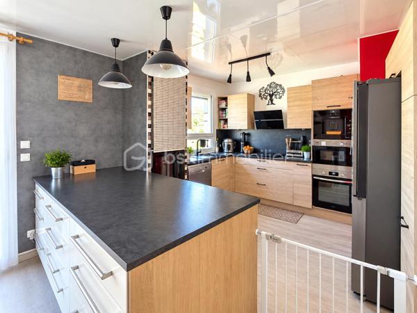 📍 Le Plessis Belleville
Découvrez cette belle maison individuelle offrant 106 m² de surface habitable et implantée sur un terrain de 518 m².
Dès l'entrée, vous découvrirez une agréable pièce de vie d'environ 40 m², composée d'un espace séjour convivial avec cuisine ouverte, idéal pour partager des moments en famille ou entre amis.

🏠 Au rez-de-chaussée
Une pièce de vie avec cuisine ouverte d'environ 40 m²
3 chambres
1 salle d'eau
1 wc
Une grande buanderie d'environ 14 m2

🛏️ À l'étage
Un palier dessert :
2 chambres
1 salle d'eau avec wc

Au total, la maison propose 5 chambres, offrant de nombreuses possibilités pour une grande famille, le télétravail ou l'aménagement d'une chambre d'amis.

🌿 À l'extérieur
La maison bénéficie d'un terrain de 518 m², permettant de profiter pleinement des beaux jours et d'aménager différents espaces extérieurs.

☀️ Les + de la maison
✔️ Maison individuelle
✔️ 106 m² de surface habitable
✔️ 140 m² de surface au sol
✔️ 5 chambres
✔️ 2 salles d'eau
✔️ Grande buanderie
✔️ Véranda
✔️ Panneaux solaires
✔️ Volets roulants
✔️ Terrain de 518 m²

📍 Un bien familial situé au Plessis Belleville, dans un secteur recherché et à proximité des commodités.

📞 Vous souhaitez découvrir cette maison ou obtenir davantage d'informations ? Contactez-moi pour organiser une visite.