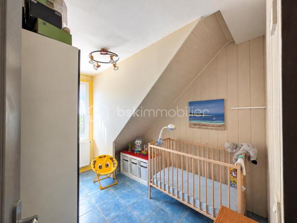 📍 Le Plessis Belleville
Découvrez cette belle maison individuelle offrant 106 m² de surface habitable et implantée sur un terrain de 518 m².
Dès l'entrée, vous découvrirez une agréable pièce de vie d'environ 40 m², composée d'un espace séjour convivial avec cuisine ouverte, idéal pour partager des moments en famille ou entre amis.

🏠 Au rez-de-chaussée
Une pièce de vie avec cuisine ouverte d'environ 40 m²
3 chambres
1 salle d'eau
1 wc
Une grande buanderie d'environ 14 m2

🛏️ À l'étage
Un palier dessert :
2 chambres
1 salle d'eau avec wc

Au total, la maison propose 5 chambres, offrant de nombreuses possibilités pour une grande famille, le télétravail ou l'aménagement d'une chambre d'amis.

🌿 À l'extérieur
La maison bénéficie d'un terrain de 518 m², permettant de profiter pleinement des beaux jours et d'aménager différents espaces extérieurs.

☀️ Les + de la maison
✔️ Maison individuelle
✔️ 106 m² de surface habitable
✔️ 140 m² de surface au sol
✔️ 5 chambres
✔️ 2 salles d'eau
✔️ Grande buanderie
✔️ Véranda
✔️ Panneaux solaires
✔️ Volets roulants
✔️ Terrain de 518 m²

📍 Un bien familial situé au Plessis Belleville, dans un secteur recherché et à proximité des commodités.

📞 Vous souhaitez découvrir cette maison ou obtenir davantage d'informations ? Contactez-moi pour organiser une visite.