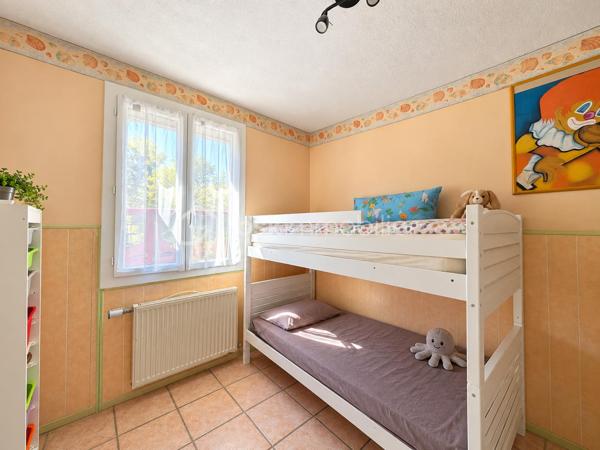 📍 Le Plessis Belleville
Découvrez cette belle maison individuelle offrant 106 m² de surface habitable et implantée sur un terrain de 518 m².
Dès l'entrée, vous découvrirez une agréable pièce de vie d'environ 40 m², composée d'un espace séjour convivial avec cuisine ouverte, idéal pour partager des moments en famille ou entre amis.

🏠 Au rez-de-chaussée
Une pièce de vie avec cuisine ouverte d'environ 40 m²
3 chambres
1 salle d'eau
1 wc
Une grande buanderie d'environ 14 m2

🛏️ À l'étage
Un palier dessert :
2 chambres
1 salle d'eau avec wc

Au total, la maison propose 5 chambres, offrant de nombreuses possibilités pour une grande famille, le télétravail ou l'aménagement d'une chambre d'amis.

🌿 À l'extérieur
La maison bénéficie d'un terrain de 518 m², permettant de profiter pleinement des beaux jours et d'aménager différents espaces extérieurs.

☀️ Les + de la maison
✔️ Maison individuelle
✔️ 106 m² de surface habitable
✔️ 140 m² de surface au sol
✔️ 5 chambres
✔️ 2 salles d'eau
✔️ Grande buanderie
✔️ Véranda
✔️ Panneaux solaires
✔️ Volets roulants
✔️ Terrain de 518 m²

📍 Un bien familial situé au Plessis Belleville, dans un secteur recherché et à proximité des commodités.

📞 Vous souhaitez découvrir cette maison ou obtenir davantage d'informations ? Contactez-moi pour organiser une visite.