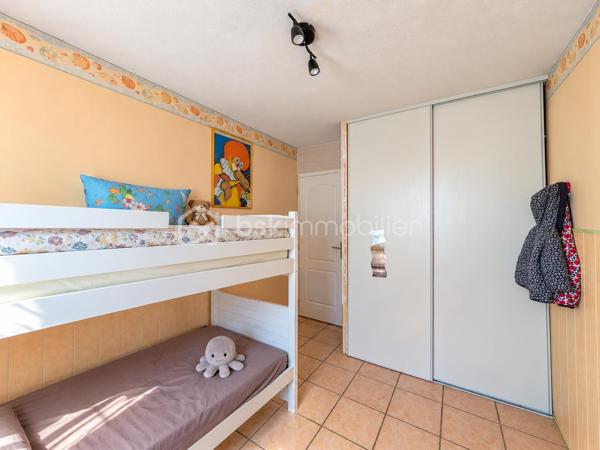 📍 Le Plessis Belleville
Découvrez cette belle maison individuelle offrant 106 m² de surface habitable et implantée sur un terrain de 518 m².
Dès l'entrée, vous découvrirez une agréable pièce de vie d'environ 40 m², composée d'un espace séjour convivial avec cuisine ouverte, idéal pour partager des moments en famille ou entre amis.

🏠 Au rez-de-chaussée
Une pièce de vie avec cuisine ouverte d'environ 40 m²
3 chambres
1 salle d'eau
1 wc
Une grande buanderie d'environ 14 m2

🛏️ À l'étage
Un palier dessert :
2 chambres
1 salle d'eau avec wc

Au total, la maison propose 5 chambres, offrant de nombreuses possibilités pour une grande famille, le télétravail ou l'aménagement d'une chambre d'amis.

🌿 À l'extérieur
La maison bénéficie d'un terrain de 518 m², permettant de profiter pleinement des beaux jours et d'aménager différents espaces extérieurs.

☀️ Les + de la maison
✔️ Maison individuelle
✔️ 106 m² de surface habitable
✔️ 140 m² de surface au sol
✔️ 5 chambres
✔️ 2 salles d'eau
✔️ Grande buanderie
✔️ Véranda
✔️ Panneaux solaires
✔️ Volets roulants
✔️ Terrain de 518 m²

📍 Un bien familial situé au Plessis Belleville, dans un secteur recherché et à proximité des commodités.

📞 Vous souhaitez découvrir cette maison ou obtenir davantage d'informations ? Contactez-moi pour organiser une visite.