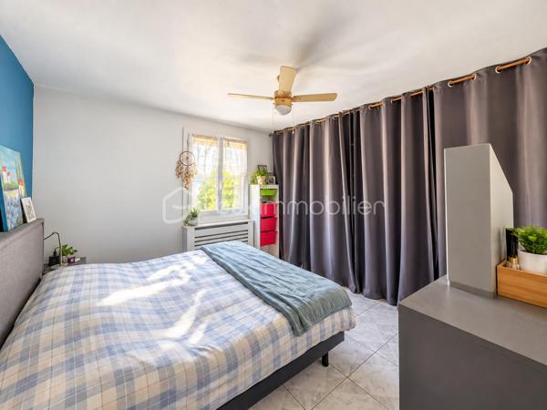 📍 Le Plessis Belleville
Découvrez cette belle maison individuelle offrant 106 m² de surface habitable et implantée sur un terrain de 518 m².
Dès l'entrée, vous découvrirez une agréable pièce de vie d'environ 40 m², composée d'un espace séjour convivial avec cuisine ouverte, idéal pour partager des moments en famille ou entre amis.

🏠 Au rez-de-chaussée
Une pièce de vie avec cuisine ouverte d'environ 40 m²
3 chambres
1 salle d'eau
1 wc
Une grande buanderie d'environ 14 m2

🛏️ À l'étage
Un palier dessert :
2 chambres
1 salle d'eau avec wc

Au total, la maison propose 5 chambres, offrant de nombreuses possibilités pour une grande famille, le télétravail ou l'aménagement d'une chambre d'amis.

🌿 À l'extérieur
La maison bénéficie d'un terrain de 518 m², permettant de profiter pleinement des beaux jours et d'aménager différents espaces extérieurs.

☀️ Les + de la maison
✔️ Maison individuelle
✔️ 106 m² de surface habitable
✔️ 140 m² de surface au sol
✔️ 5 chambres
✔️ 2 salles d'eau
✔️ Grande buanderie
✔️ Véranda
✔️ Panneaux solaires
✔️ Volets roulants
✔️ Terrain de 518 m²

📍 Un bien familial situé au Plessis Belleville, dans un secteur recherché et à proximité des commodités.

📞 Vous souhaitez découvrir cette maison ou obtenir davantage d'informations ? Contactez-moi pour organiser une visite.